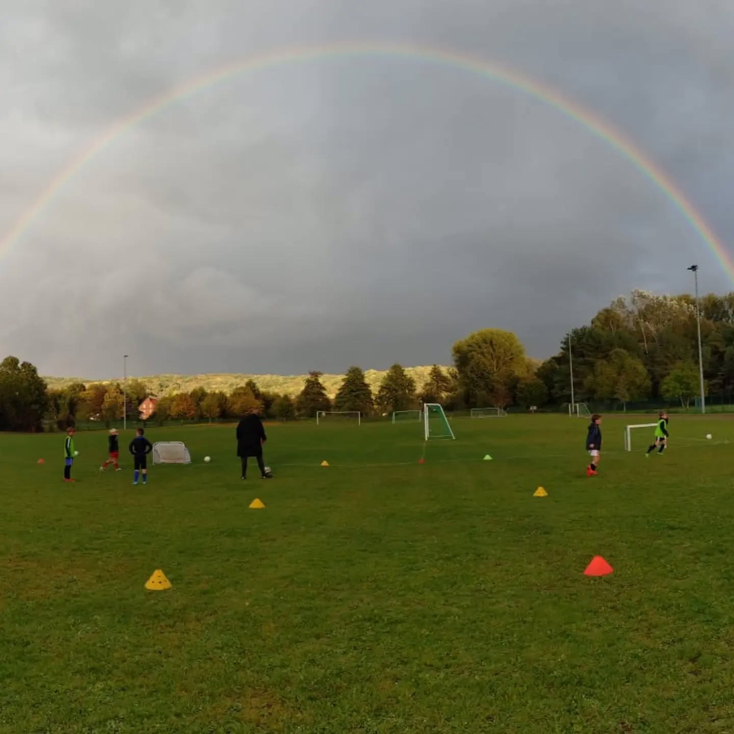 E Jugend trainiert unterm Regenbogen